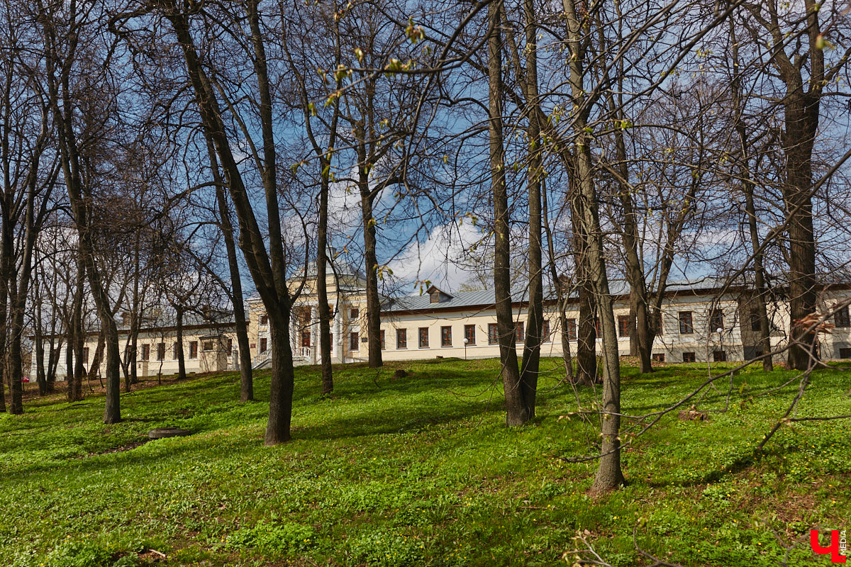 В первой половине XIX века Владимир развивался на основе первого регулярного плана застройки, утверждённого Екатериной II в 1781 году. На смену стихийно сложившейся, хаотичной постройке и кривым улочкам должна была прийти упорядоченная сеть городских кварталов с геометрически чёткой планировкой. На центральной улице стали появляться кирпичные купеческие дома, возводились новые общественные здания в стилистике зрелого классицизма, перестраивались старые. Ведущую роль в этом играл губернский архитектор Алексей Вершинский.